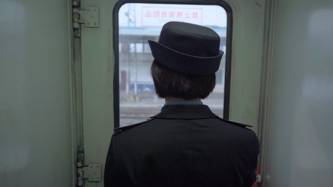 绿皮火车 车箱 工作人员