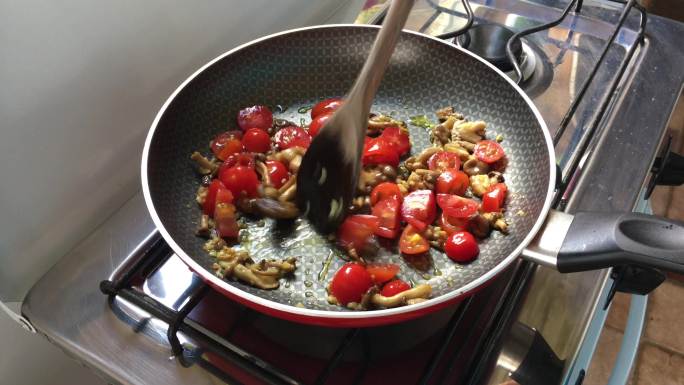 用西红柿和蘑菇烹饪素食