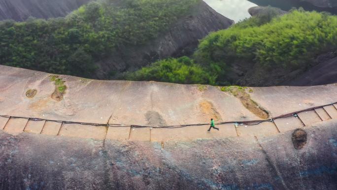 一个人在危险的丹霞山上跑步