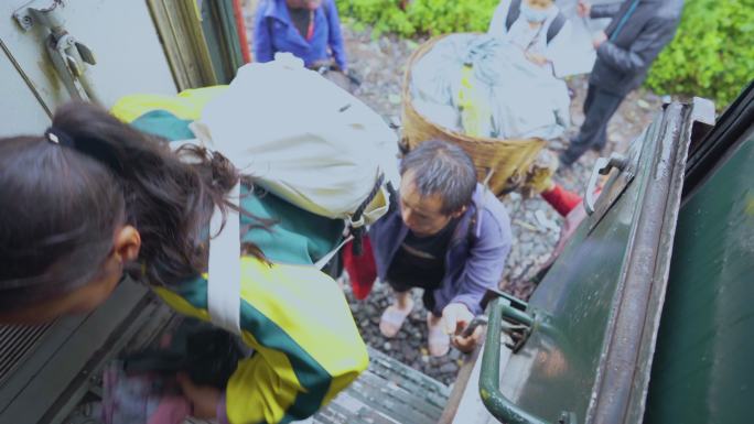 绿皮火车 火车站 行人