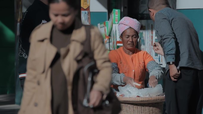 中缅边境云南德宏芒市买蔗糖傣族妇女