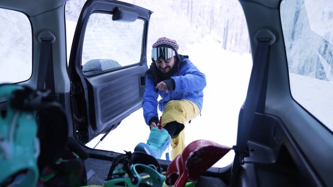 我喜欢冬季运动冬天化学穿滑雪装备自驾游