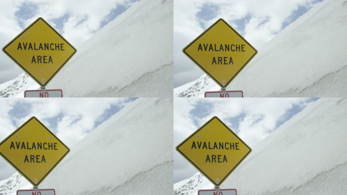 “雪崩地区”警告路标位于科罗拉多州落基山脉，冬季天空覆盖
