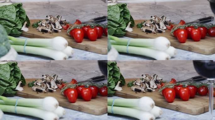 切菜板上的新鲜番茄、蘑菇和韭菜