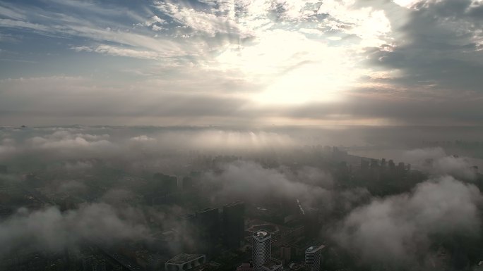 杭州城市中的云海
