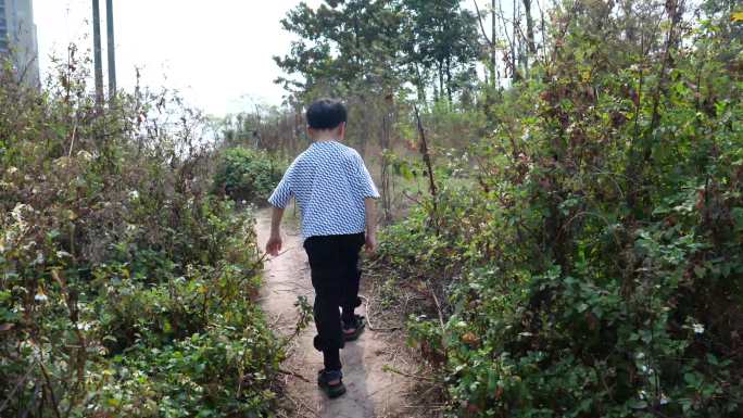 小孩走山路 逛商场购物