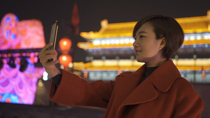 中国春节期间使用智能手机的女性