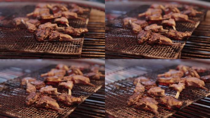 在烧烤或烧烤上烹饪蘑菇和肉，将肉转为烧烤，在火上烹饪蘑菇，在烧烤火上烹饪香菇和肉，把肉和香菇转为在烧