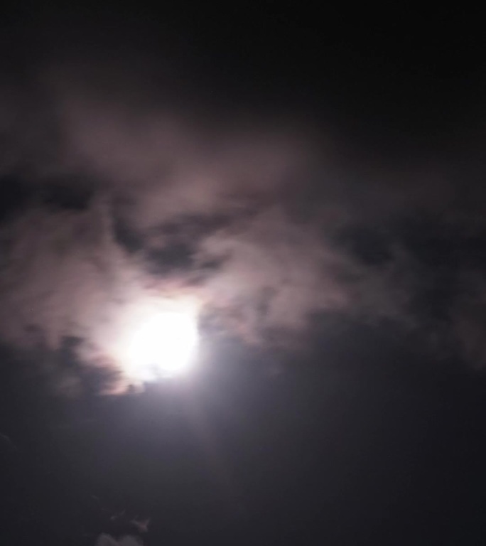 时间流逝，曝光月亮在夜空乌云中移动。