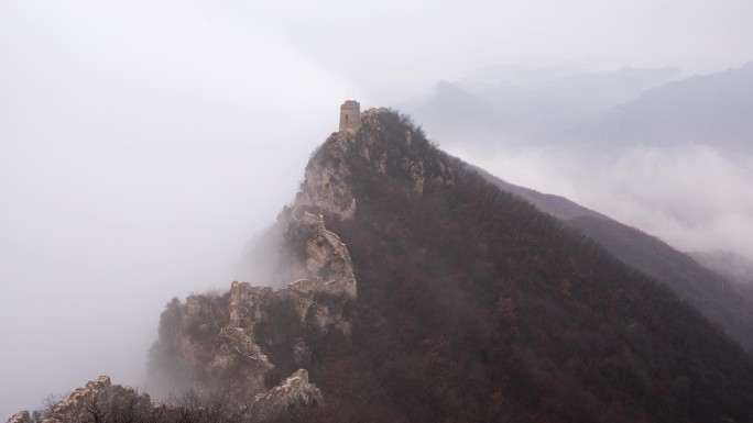 北京司马台长城平流雾涌动，云雾缭绕