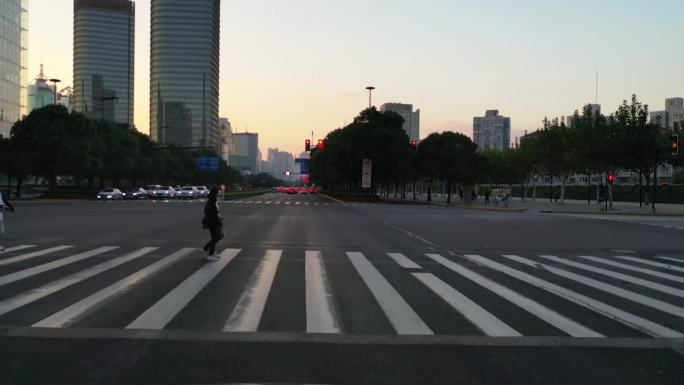 中国上海陆家嘴金融区人行道上的实时行人