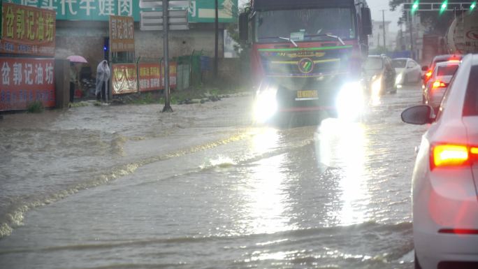 汽车驶过积水路面 城市内涝