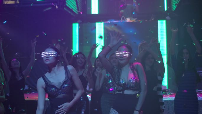 一群年轻女性在夜总会跳舞。