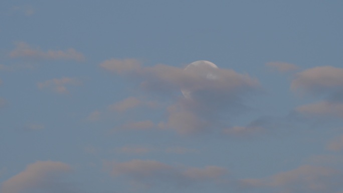 库纳希尔岛（千岛群岛）的月亮