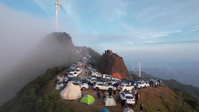 航拍罗定风车山云海震撼日出人山人海