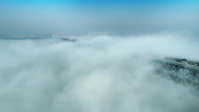 平流雾下的南京长江大桥