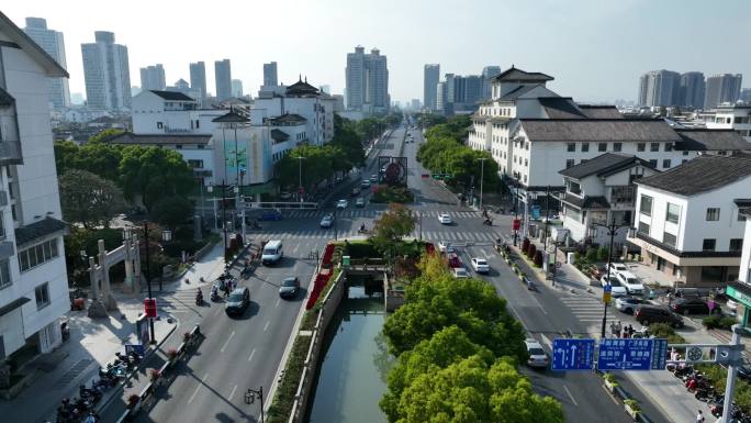 苏州干将路 街道 树木 车流 秋天