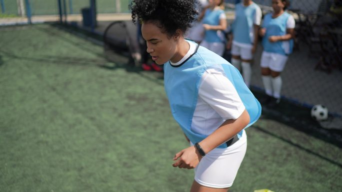 女子足球运动员训练