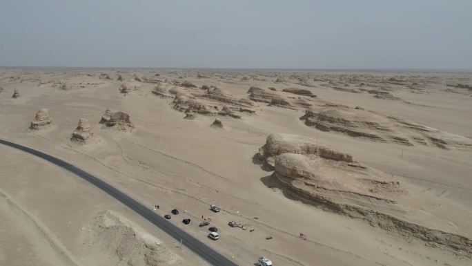 青海航拍315国道沙漠雅丹镜头横移画面