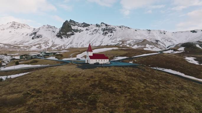 冰岛维克教堂冬季无人机飞行视频Reyniskirkja教堂