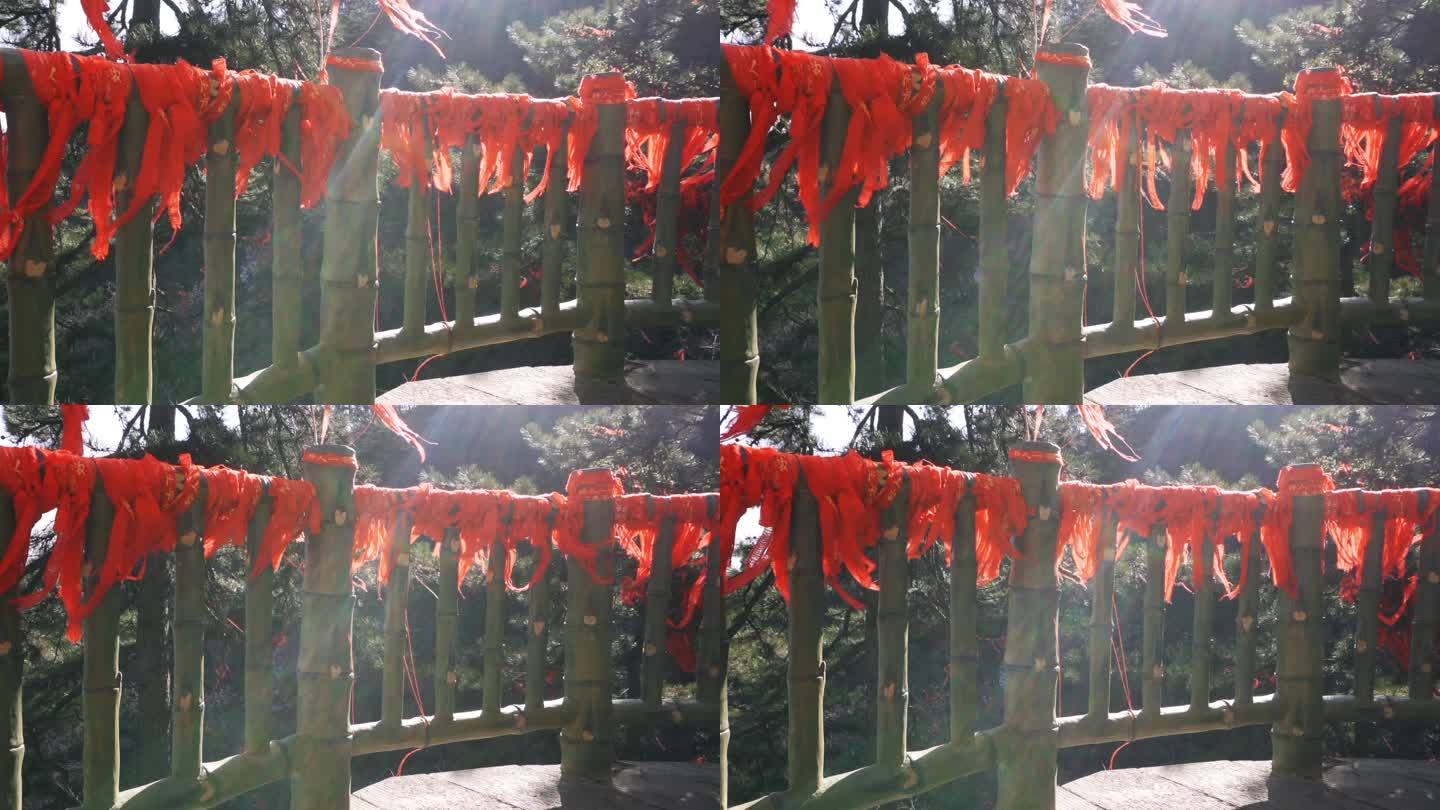 中国陕西，寺庙里的棍子上系着红丝带。