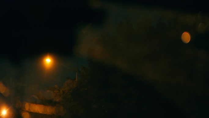 雨夜开车路灯透过车窗洒下的唯美光斑