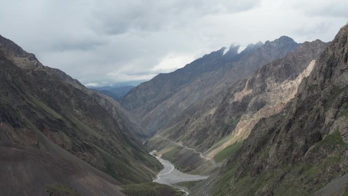 航拍新疆独库公路沿峡谷升空全景画面