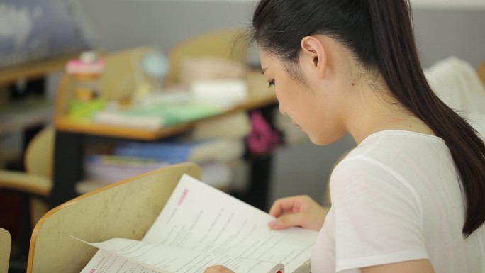 校园教室课间刻苦读书的女大学生