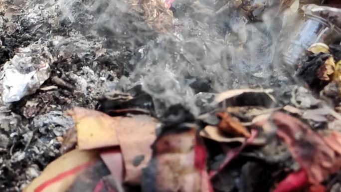 焚烧垃圾烧垃圾池污染环境臭气冲天垃圾堆