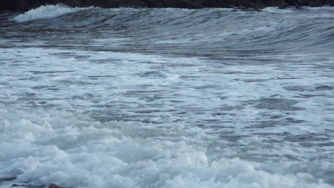 傍晚的海面海浪礁石海岛大浪一浪高过一浪