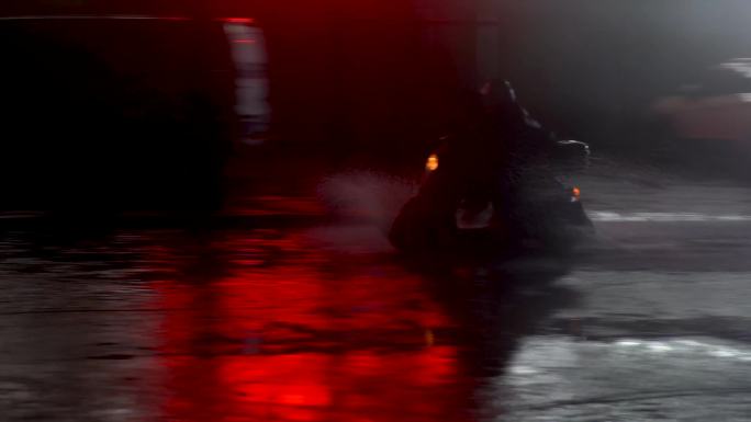 雨天骑车 下雨回家 下雨路人