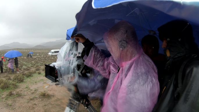 摄制组暴雨中拍摄