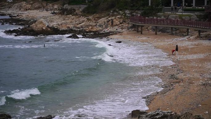 阴天海边浪花冲上海岸唯美景色