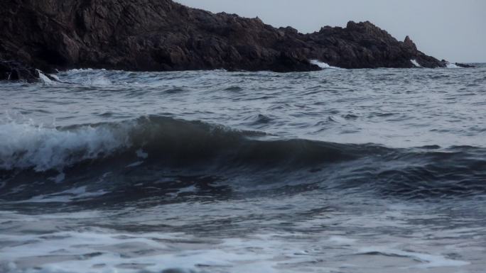 傍晚的海面海浪礁石海岛大浪一浪高过一浪