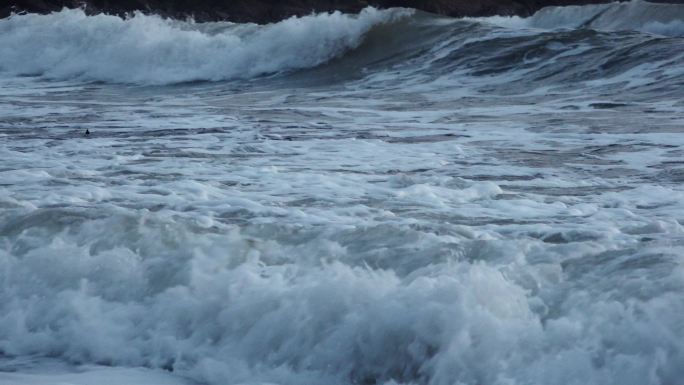 傍晚的海面海浪礁石海岛大浪一浪高过一浪