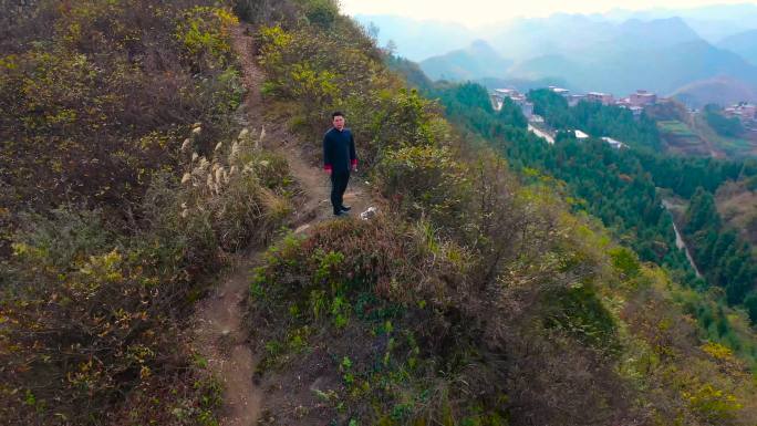 两个中年男子登山商议密谋