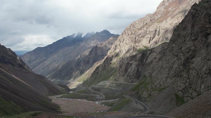 航拍新疆独库公路峡谷起飞前飞画面