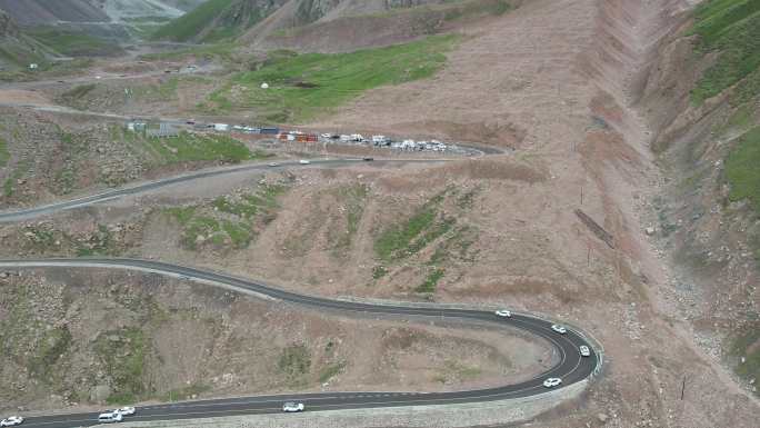 航拍新疆独库公路峡谷Z字路渐远画面