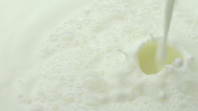 慢镜头：倒牛奶的特写镜头。