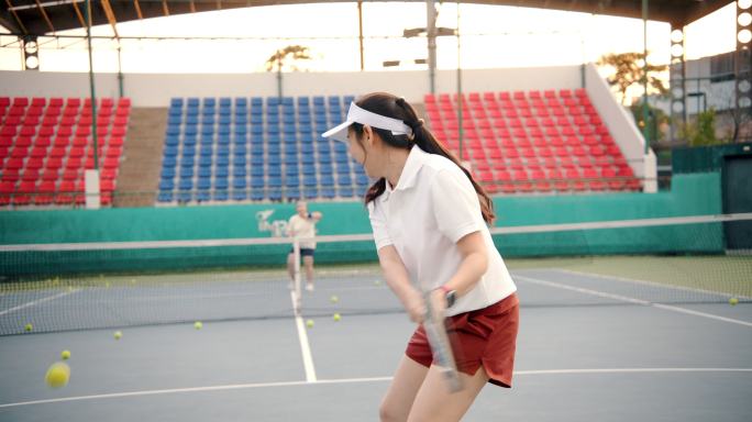 资深网球运动员在网球场作为双打队比赛。