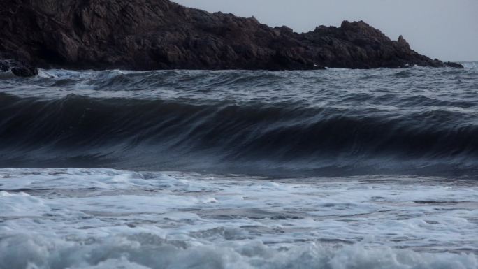 傍晚的海面海浪礁石海岛大浪一浪高过一浪