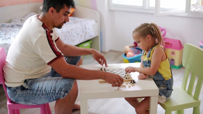 父亲和女儿下棋下棋国际象棋对弈