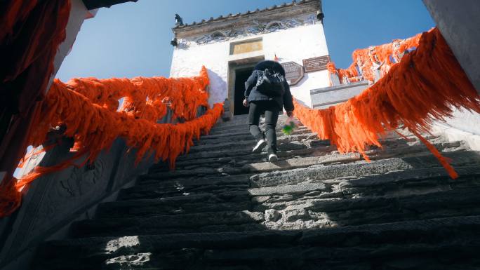 中国陕西著名道观塔云山的游客。