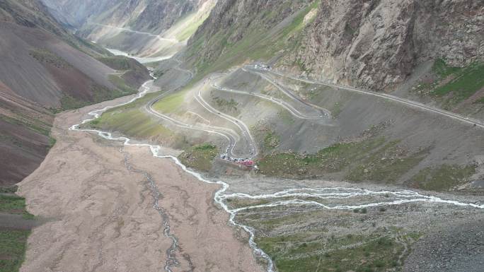 航拍新疆独库公路沿峡谷光影变化画面