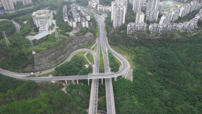 雾都重庆：4K航拍阴雨天气下的北碚城市