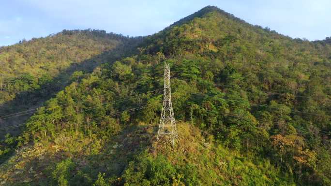 铁塔和森林鸟瞰图高压塔高压线青山