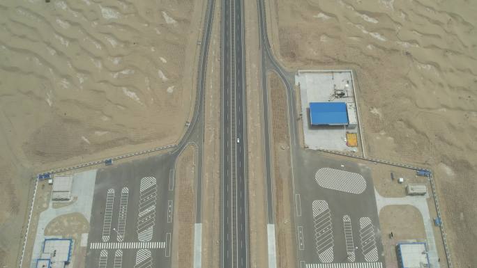 新疆航拍塔克拉玛干沙漠高速公路