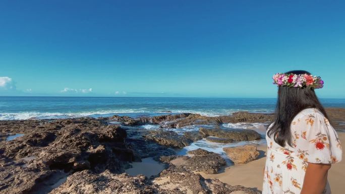 海滩上的老妇人。大海旅游艺术照