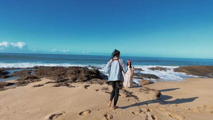 海滩上的照片女人拍照海边人物