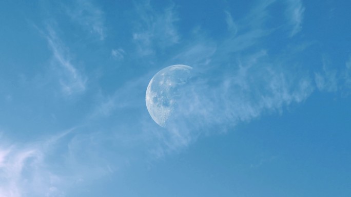 白天飞机飞过月亮